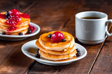 Tatlım, sıcak, taze kahve ahşap zemin ile taze, ev yapımı gözleme. Lezzetli kahvaltı. Şurubu ile Pancakes