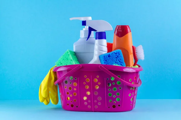 Varios Productos Para Limpieza Casa Una Cesta Sobre Fondo Azul — Foto de Stock