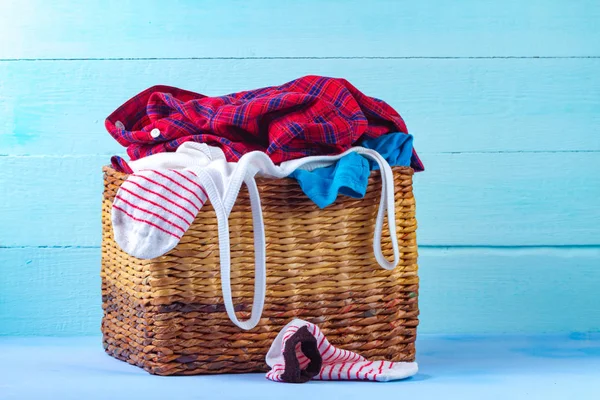 Uma Cesta Com Roupas Sujas Várias Coloridas Roupa Para Lavar — Fotografia de Stock