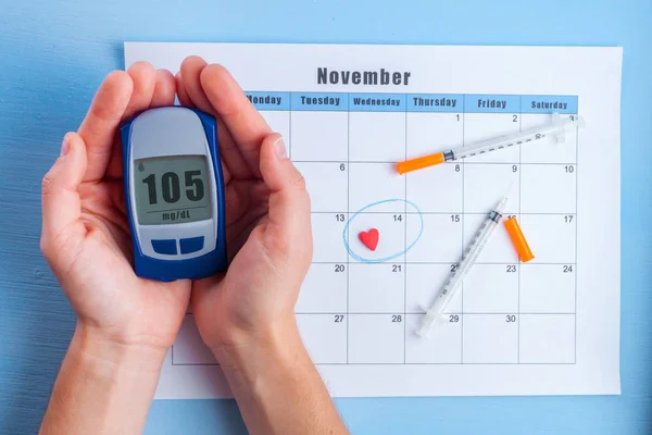 Diabético Está Segurando Glicosímetro Dia Mundial Diabetes Novembro Conceito Diabetes — Fotografia de Stock