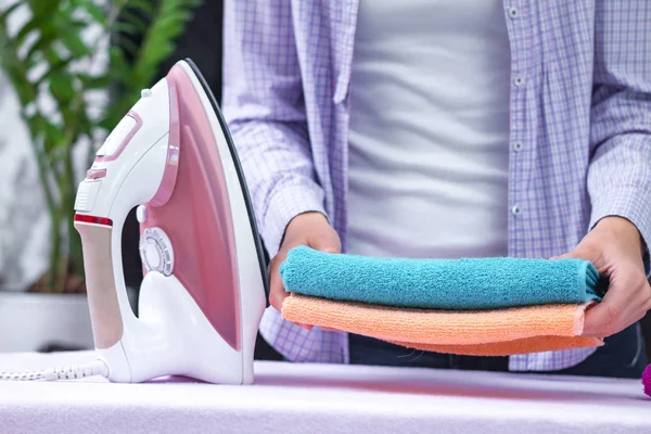 Die Hausfrau Hemd Faltet Nach Dem Bügeln Die Handtücher Auf — Stockfoto