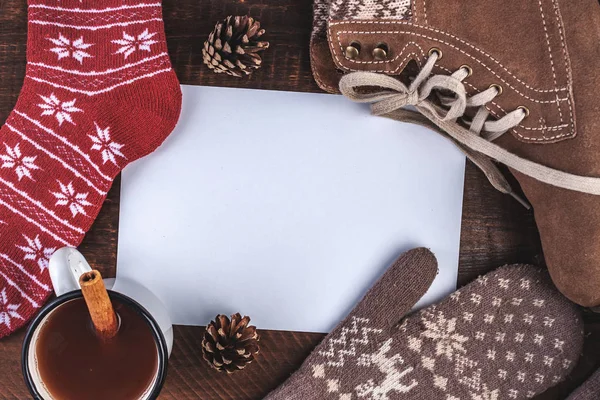 Świąteczne Skarpetki Buty Zimowe Ciepłe Rękawiczki Kubek Kakao Podłoże Drewniane — Zdjęcie stockowe