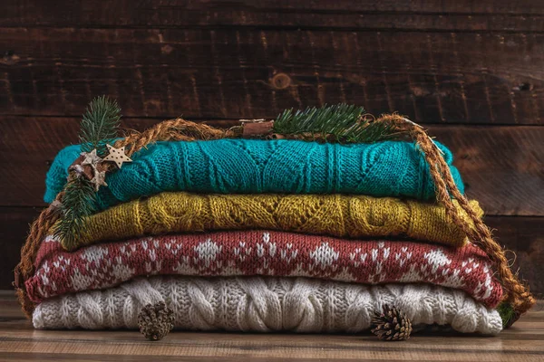 Örgü, kazak ahşap, koyu arka plan üzerinde sıcak. Sonbahar ve kış giysileri. Çirkin Noel kazağı 