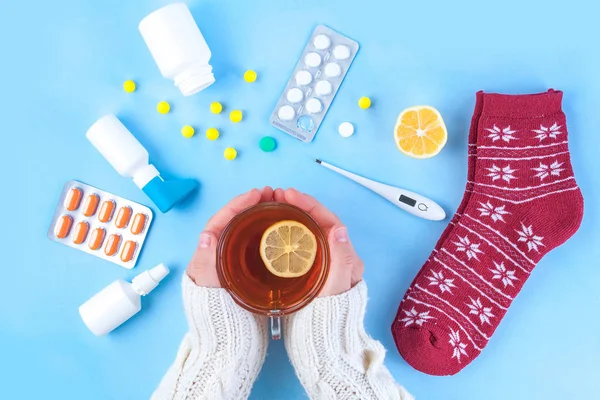Gyógyszerek Tabletták Lázmérő Hagyományos Gyógyszer Megfázás Kezelésére Influenza Meleg Kék — Stock Fotó