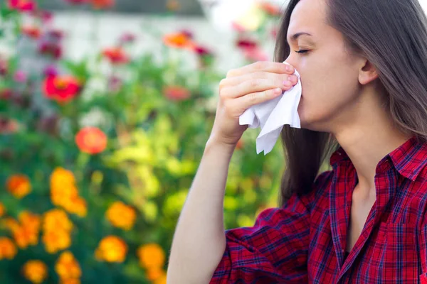 Allergia Virágzást Tüsszentés Orrfolyás Orr Pollen Allergiás Reakciók Egy Asszony — Stock Fotó