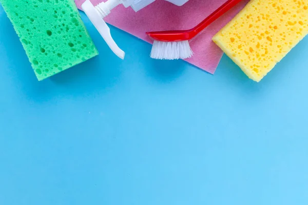 Reinigungsprodukte Auf Blauem Hintergrund Reinigungskonzept Ansicht Von Oben Kopierraum — Stockfoto