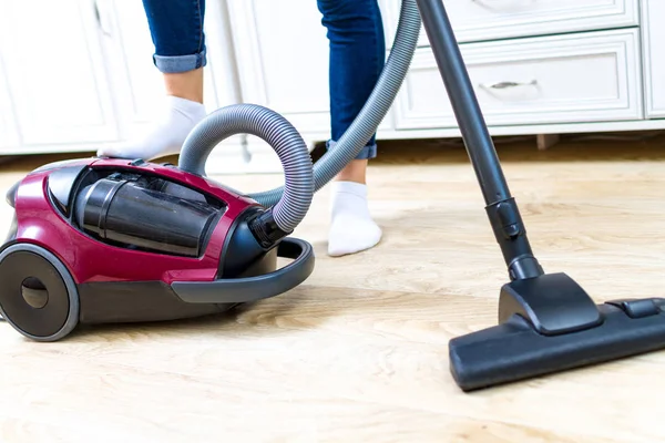 Bir elektrik süpürgesi. Oda temizliği. Genç kadın bir elektrikli süpürge ile oturma odasında Zemin Temizleme