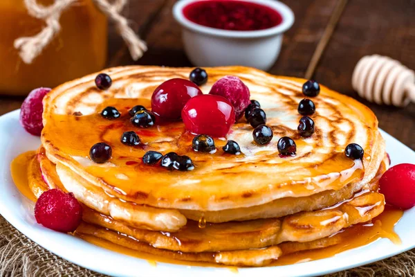 Homemade Delicious Pancakes Fresh Berries Honey Wooden Background Delicious Healthy — Stock Photo, Image