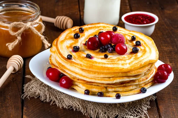 Panqueques Con Bayas Frescas Arándanos Cerezas Mermelada Frambuesa Leche Miel —  Fotos de Stock