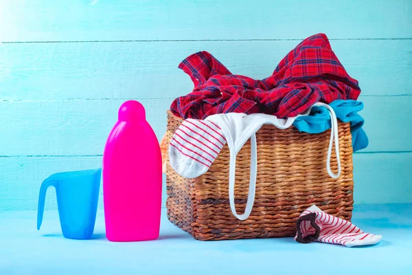 Een Mand Met Vuil Verschillende Gekleurde Kleding Wasserij Voor Wassen — Stockfoto