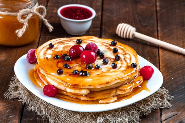 Panquecas Caseiras Deliciosas Com Bagas Frescas Mel Fundo Madeira Delicioso — Fotografia de Stock