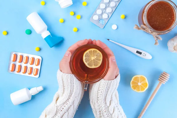 Medicamentos Pastillas Termómetro Medicina Tradicional Para Tratar Resfriados Gripe Calor —  Fotos de Stock