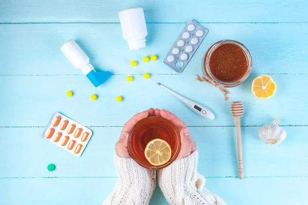 Medicamentos Pastillas Termómetro Medicina Tradicional Para Tratar Resfriados Gripe Calor — Foto de Stock