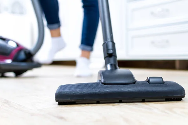 Una Aspiradora Limpieza Habitaciones Mujer Joven Limpiando Suelo Sala Estar — Foto de Stock