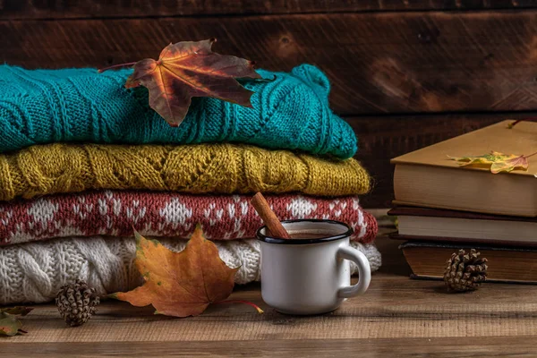 Swetry Dzianiny Ciepłe Składany Jesień Klonowe Listowie Książek Kubek Gorącej — Zdjęcie stockowe