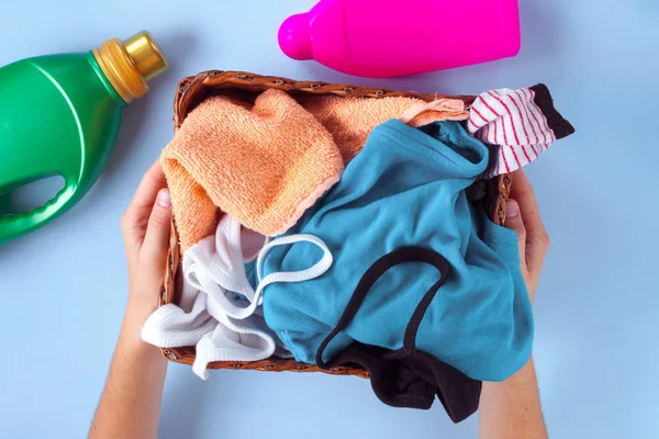 Uma Cesta Com Roupas Sujas Várias Coloridas Linho Para Lavar — Fotografia de Stock