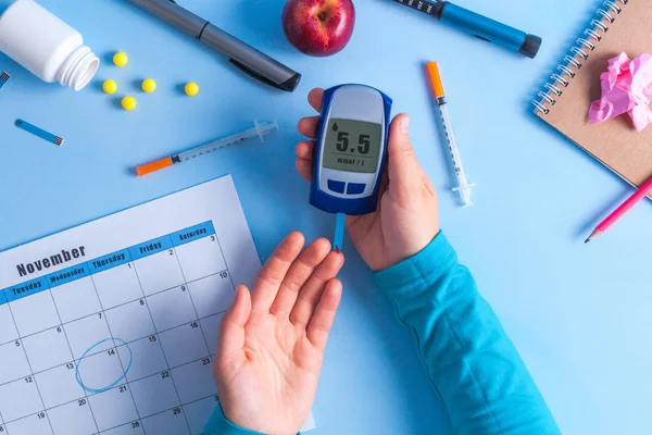Diabético Mede Nível Glicose Sangue Dia Mundial Diabetes Novembro Conceito — Fotografia de Stock
