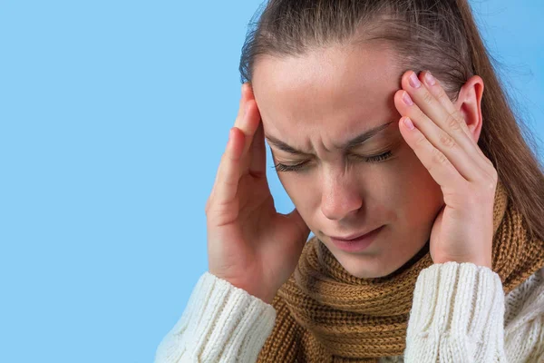 Una Mujer Joven Una Bufanda Punto Jersey Cálido Siente Mal — Foto de Stock