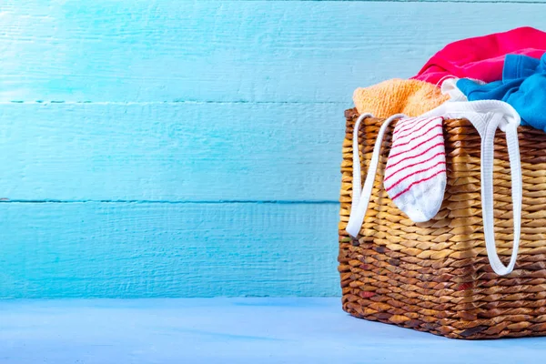 Uma Cesta Com Roupas Sujas Várias Coloridas Roupa Para Lavar — Fotografia de Stock