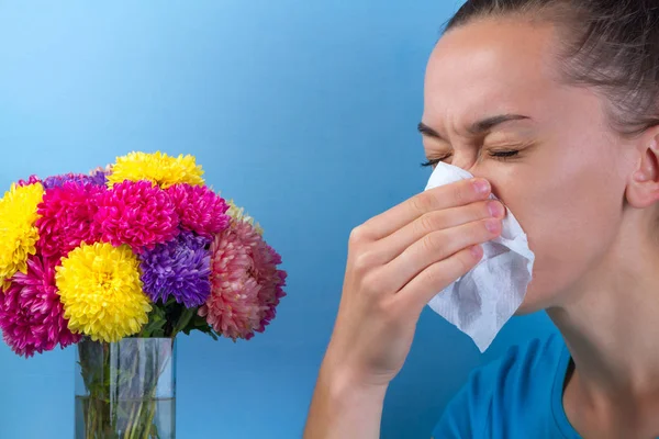 季節の開花植物と花粉アレルギー くしゃみ 鼻の混雑 アレルギー反応 アレルギーの概念 — ストック写真