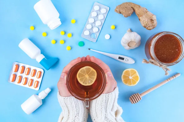Medicamentos Pastillas Termómetro Medicina Tradicional Para Tratar Resfriados Gripe Calor —  Fotos de Stock
