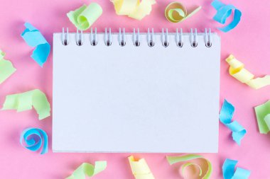 Kutlama kavramı. Kadar alay et. Uzay kopyalayın. Pembe bir arka plan üzerinde renkli parti flamalar. Düz yatıyordu.