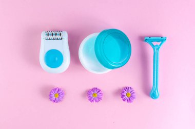 Epilatör, krem, kadınlar jilet ve çiçekler pembe bir arka plan üzerinde tıraş. Depilatory. İstenmeyen saç kaldırılması. Spa ve erkek tedavileri. Epilasyon kavramı
