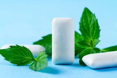 Çiğneme diş etleri nane tat ile. Taze bir nefes