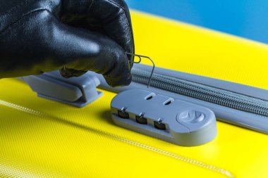 Bir hırsız, bir dolandırıcı crack, bir bavul bir kombinasyon kilidi açmak çalışıyor. Hırsızlık kavramı 