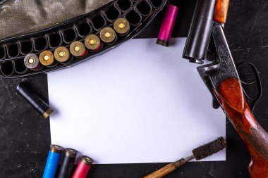 Kartuşları kopya alan arka plan ile. Avcılık kavramı.