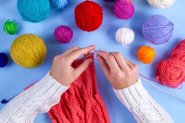 Örgü. Hobi, el sanatları. Konu mavi bir arka plan üzerinde örme için.