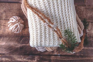 Örme, sıcak, pastel, pastel renkli eşarplar ve giysi ahşap arka plan üzerinde iplik örgü bir topu. Kış, sonbahar kıyafetleri.