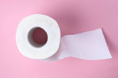Tuvalet kağıdı pembe bir arka plan üzerinde. Hijyen
