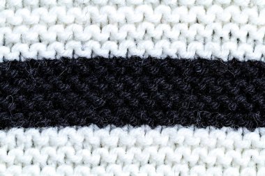 Siyah ve beyaz örme iplik dokusu. 