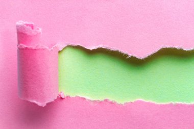 Yırtık kağıt. Metin veya ileti için yer yırtık ve bükülmüş kağıt şerit. Oldukça büyük ve düzenlenebilir kağıt sarılı. Kopya alanı 