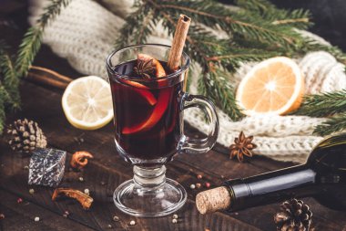 Narenciye meyve ve baharat ile bir bardak şarap mulled. Rahat, sıcak, kış akşamları. Kış içer. Noel ve yeni yıl tatilleri.