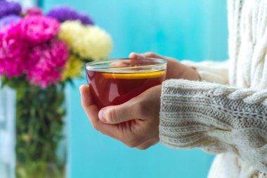 Bir fincan çay limon elinde. Çay içme. Rahat hafta sonları. Sonbahar, kış 