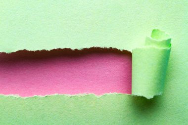 Yırtık kağıt. Metin veya ileti için yer yırtık ve bükülmüş kağıt şerit. Oldukça büyük ve düzenlenebilir kağıt sarılı. Kopya alanı 