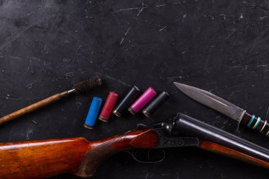 Siyah bir arka plan üzerinde avcılık dişli. Avcılık kavramı. Kopya alanı 