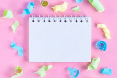 Kutlama kavramı. Kadar alay et. Uzay kopyalayın. Pembe bir arka plan üzerinde renkli parti flamalar. Düz yatıyordu.