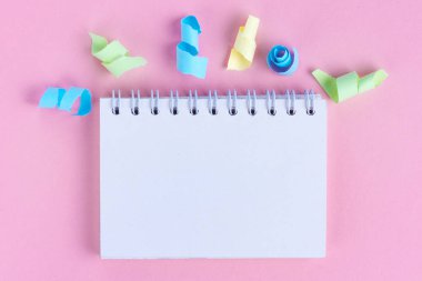 Kutlama kavramı. Kadar alay et. Uzay kopyalayın. Pembe bir arka plan üzerinde renkli parti flamalar. Düz yatıyordu.