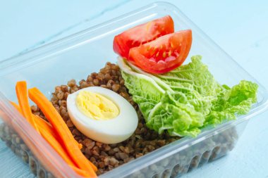 Sağlıklı, sağlıklı gıda plastik bir kap içinde. Öğle yemeğinde yemek saati. Diyet, uygun, sağlıklı gıda