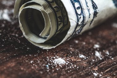 Kokain ile Amerikan Doları haddelenmiş. Uyuşturucu kavramı.
