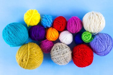 Mavi bir arka plan iş parçacığı örgü. Üstten görünüm