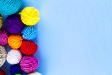 Mavi bir arka plan iş parçacığı örgü. Uzay kopyalayın. Üstten görünüm