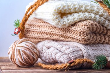 Örme, sıcak, pastel, pastel renkli eşarplar ve giysi beyaz bir arka plan üzerinde iplik örgü bir topu. Kış, sonbahar kıyafetleri.