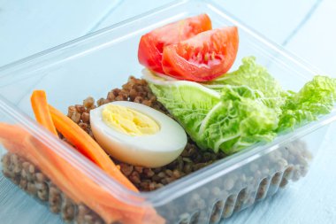 Sağlıklı, sağlıklı gıda plastik bir kap içinde. Öğle yemeğinde yemek saati. Diyet, uygun, sağlıklı gıda