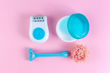 Epilatör, krem, kadınlar jilet ve çiçekler pembe bir arka plan üzerinde tıraş. Depilatory. İstenmeyen saç kaldırılması. Spa ve erkek tedavileri. Epilasyon kavramı