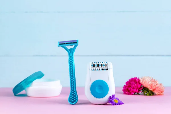 Epilator Crema Afeitadora Mujer Flores Sobre Fondo Azul Depilatorio Eliminación —  Fotos de Stock