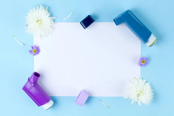喘息吸入器と青色の背景色の花です コピー スペース — ストック写真